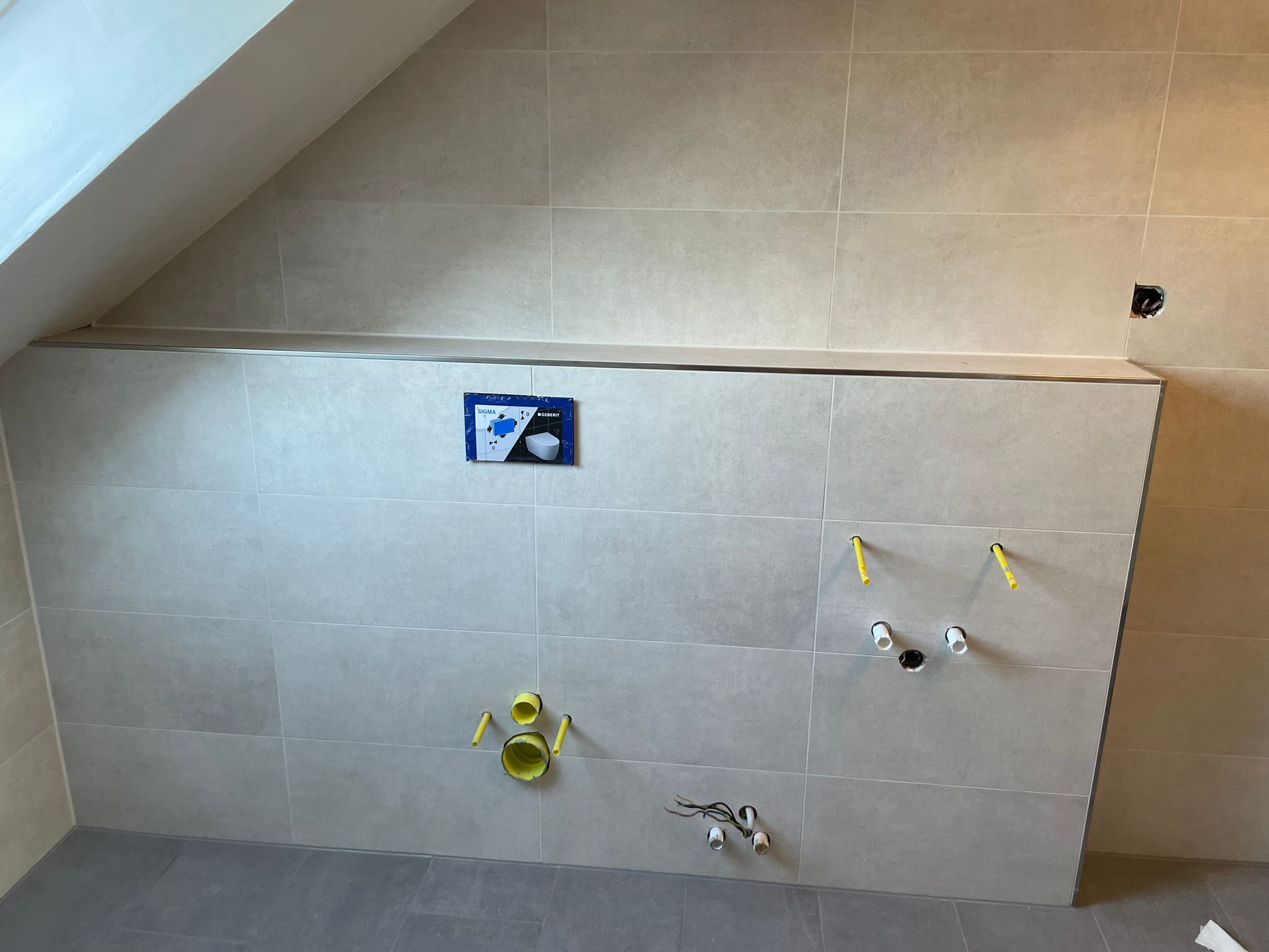 Grossformatige Wandfliesen im Dachgeschoss-Bad